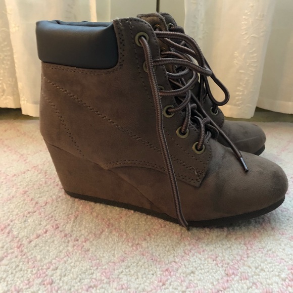 ⭐️Wedge Brown and Black Ankle Boots - Picture 3 of 4
